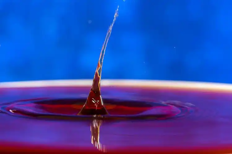 水滴滴入水中瞬间