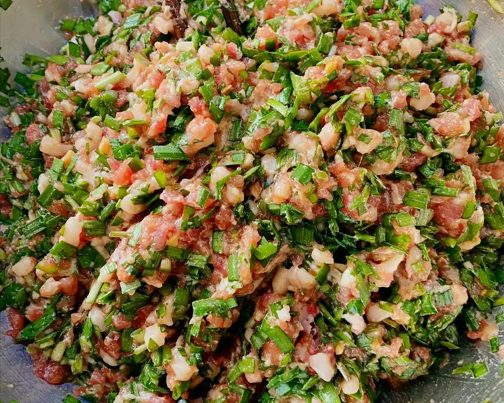 韭菜肉馅饺子怎么调馅(包猪肉韭菜饺子)