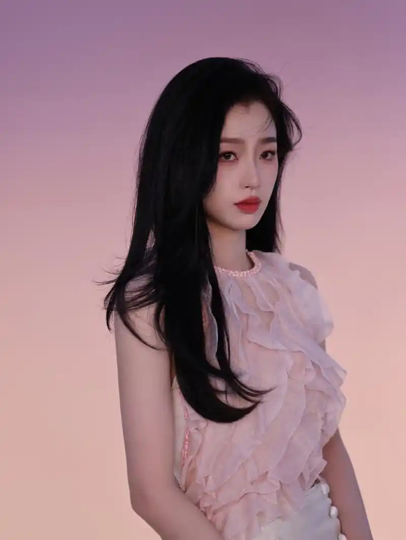 虞书欣最近照片性感又魅惑,粉色编花裙也掩盖不住姣好身材