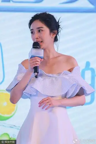 辣妈杨幂穿抹胸裙秀香肩 发际线回归少女感炸裂