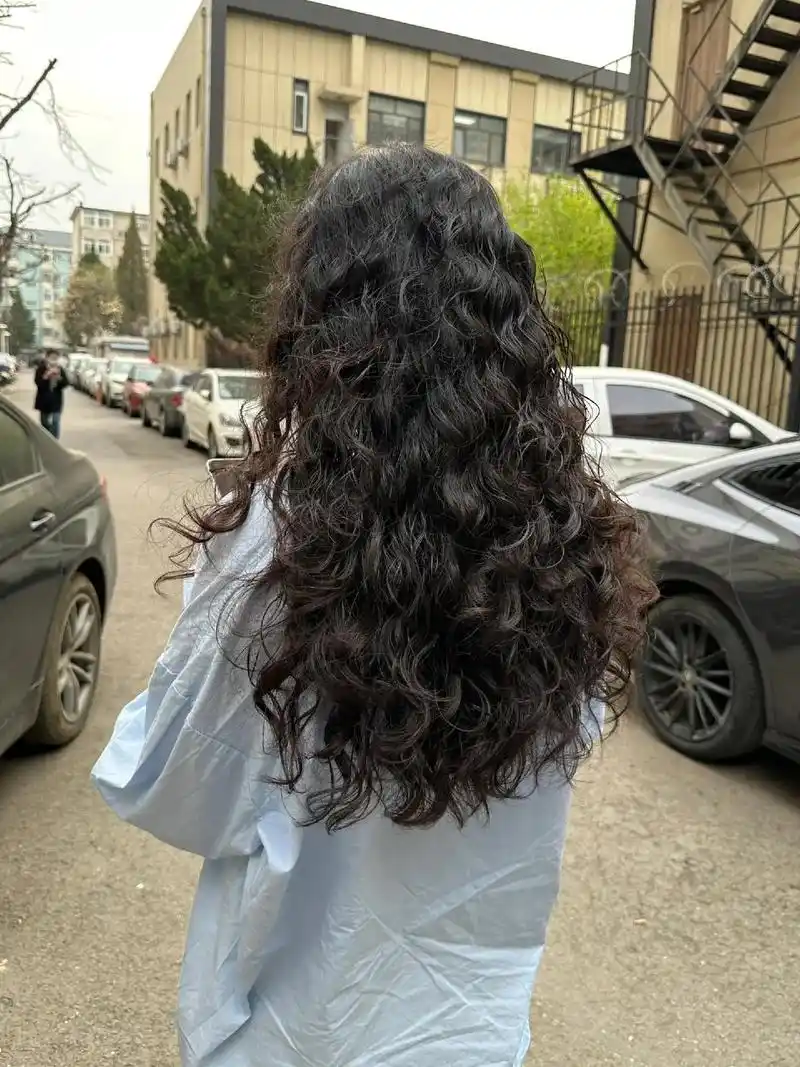 女生必烫的一款法式卷发.