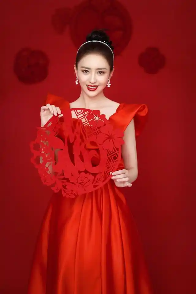 佟丽娅身着红色长裙优雅大气