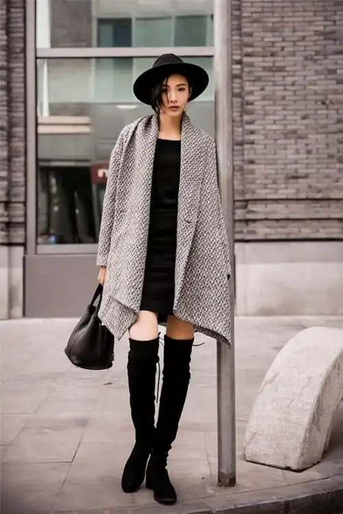 披肩式外套搭配黑色内搭,随性但不失女人味.