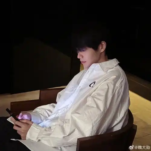 魏大勋晒照少不了一只手机