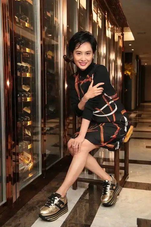 66岁朱茵近照曝光:皮肤白皙发际线后移,穿拖鞋赶高铁魅力十足