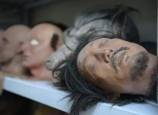 揭秘恐怖片吓人伎俩割喉挖心靠硅胶血浆实为蜂蜜水