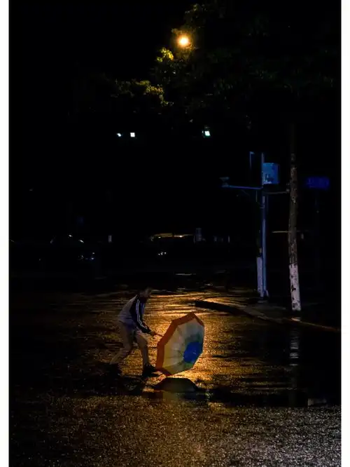 人文扫街  #街拍  #摄影  #来拍照了  #街拍全世界的交通工具  #夜景