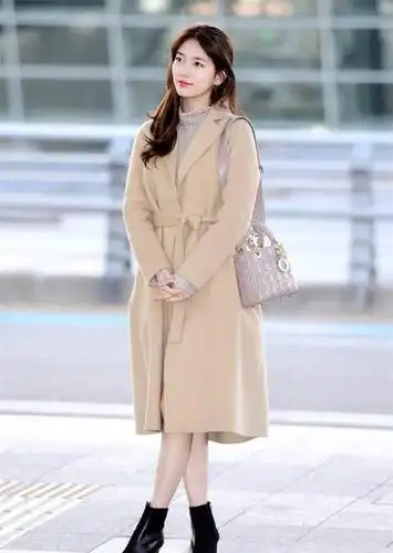 裴秀智黑色毛呢大衣,搭配浅色牛仔裤,大众单品穿出减龄时尚感