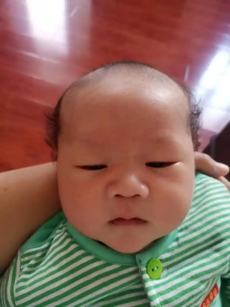 这样的表情是对自己这个发型不满意吗?