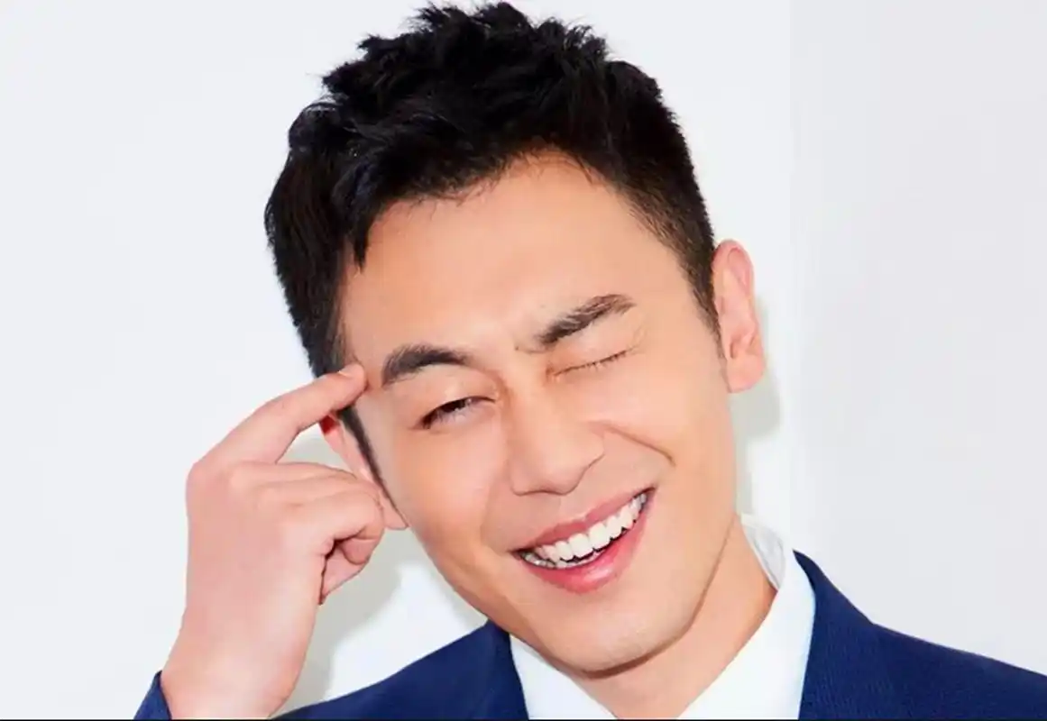 朱亚文即便结婚了回想起心中的白月光茜茜嘴角也是挂着微笑,也许他的