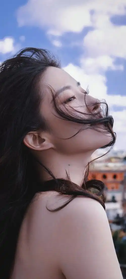 刘亦菲紫色高定##刘亦菲祖母绿高珠##刘亦菲被单膝送花