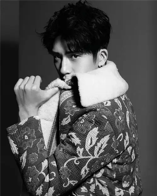 井柏然登封面眼神魅惑 质感型男气质十足