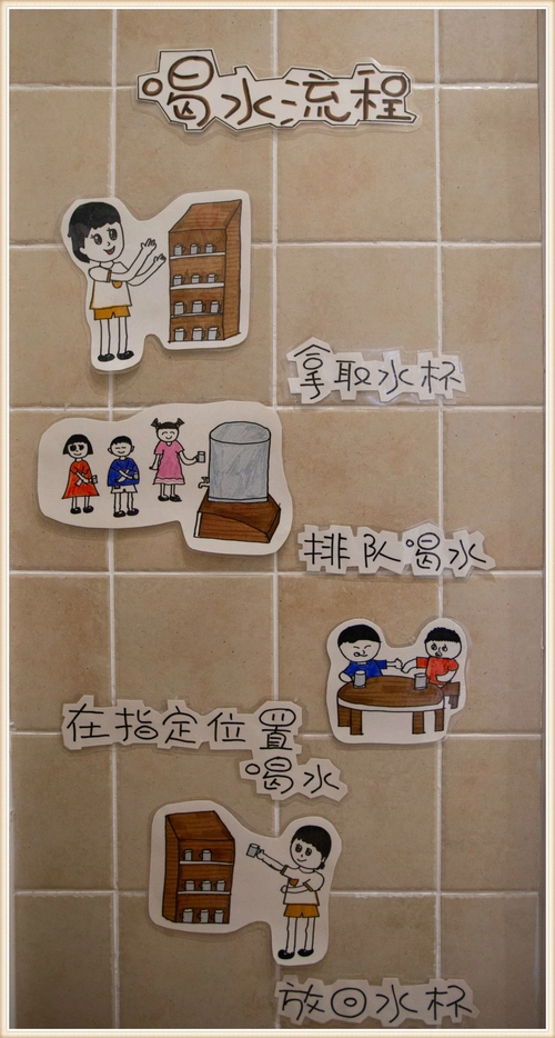 水龙头装上了卡通接头,增加出水口的长度,便于小班幼儿洗手,不弄湿