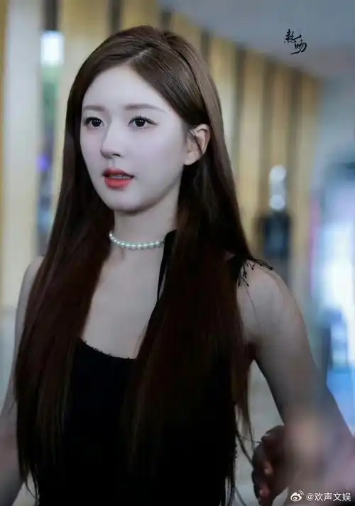 赵露思黑色吊带纱裙##赵露思回眸和粉丝打招呼