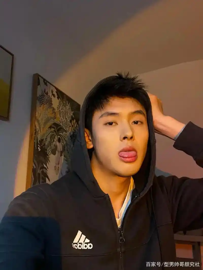 00后帅气清秀的东北小哥哥,自拍照比正装衬衫还好看!