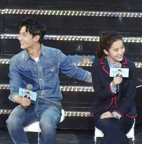 王楚然新加坡生图被夸,她是不是高配版刘亦菲?