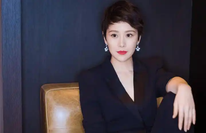 有一种留长发叫海清,颜值整体下降,感觉像"换头"?_时候_机场_因为