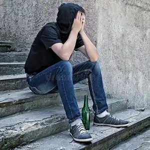 悲伤的年轻人在户外