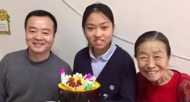 张少华生前全家庆生合影曝光与丈夫儿子孙女同框画面温馨干儿子杨志刚