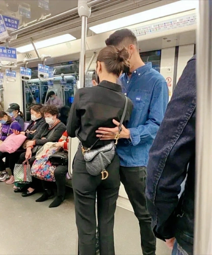 网友偶遇情侣,王子文吴永恩牵手小巷漫步,甜到爆!