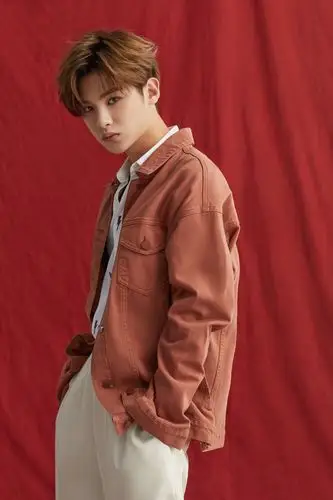 黄明昊帅气时尚写真图片