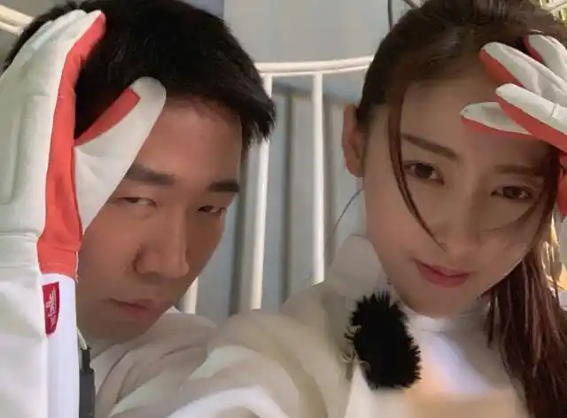 张天爱发博晒照片,看她和杨迪亲密互动,网友:明星包袱掉一地