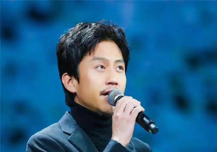 邓超像父亲一样为鹿晗拍照,动作搞笑引热议,关系确实不一般.