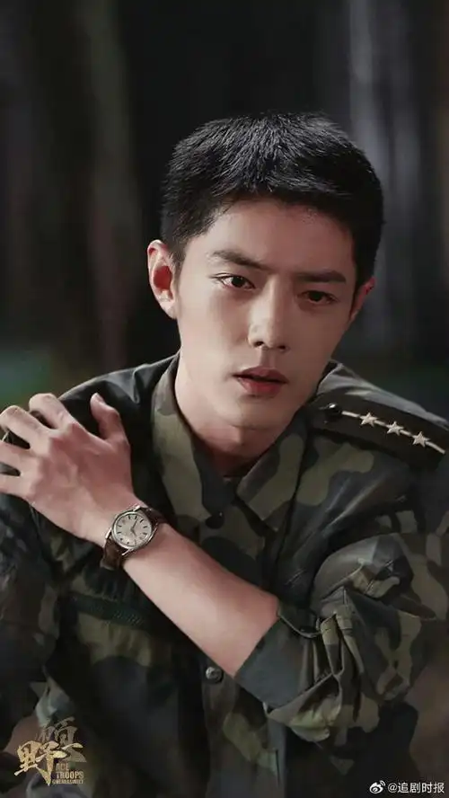 肖战顾一野怼脸侧颜#来啦来啦,是没见过的顾一野,军装侧颜怼脸,意气