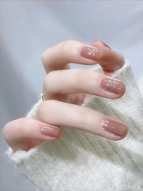 这款低调奶茶色指甲油,让你在学校和职场焕发温柔气质