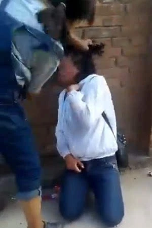 女生被轮番揪发扇耳光多人嬉笑围观并录像