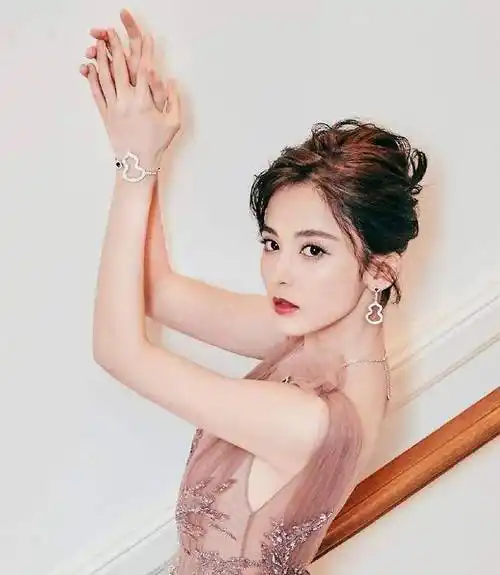 古力娜扎戛纳走红毯近距离高清照,书写鱼尾裙深v的风采!