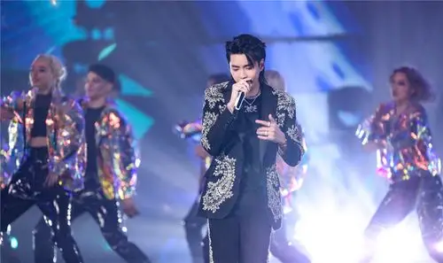 吴亦凡身着alexander mcqueen特别定制西装亮相东方卫视跨年晚会