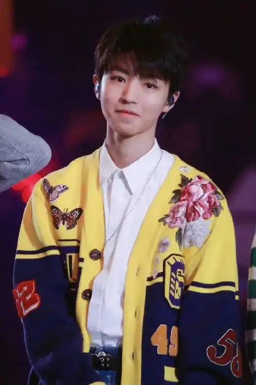 你的影子能够将黑暗变得明亮  晚安,小凯  @tfboys-王俊凯  cr