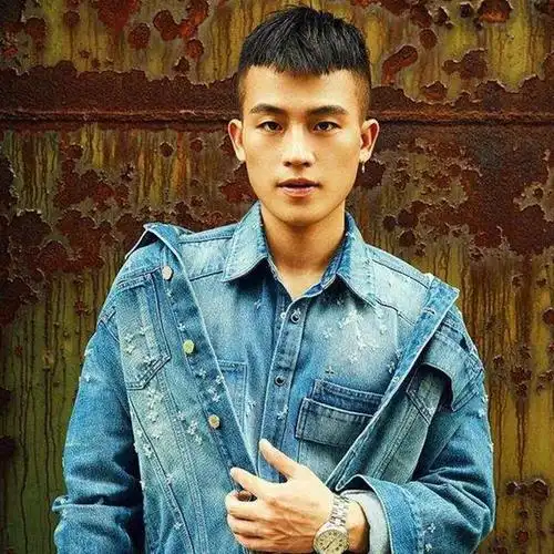 据说每一个硬汉的内心都潜藏着一颗牛仔魂,寸头男孩欧豪也不例外.