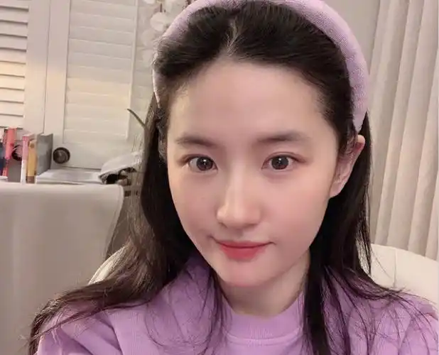 刘亦菲分享素颜自拍,生图下皮肤白皙无暇,身材比例更让人惊艳_显得