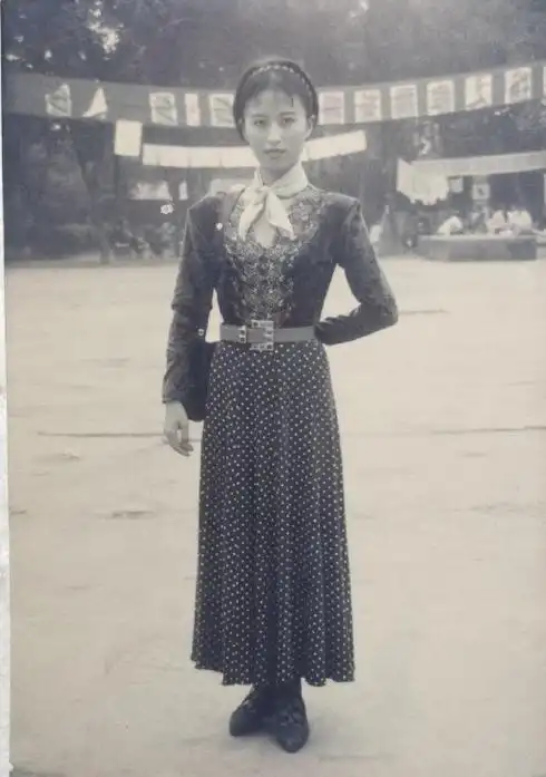 老照片:70年代俊俏美女,亭亭玉立,服装很特点