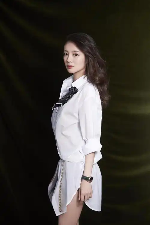 安以轩太御姐,时尚写真西装造型高冷有范儿,一双长腿太诱惑