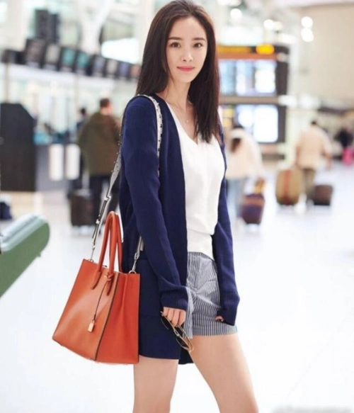 杨幂机场秀画风咋这样了短裤反穿还背个买菜包身上挂的