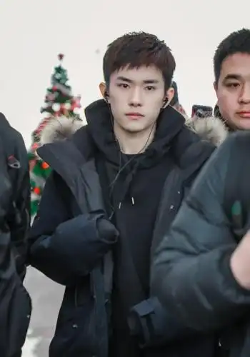 易烊千玺染新发色,一如既往高冷脸,糟糕这就是心动的感觉!