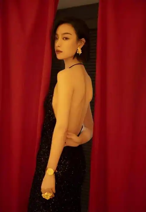 倪妮:比起她的美貌,我更喜欢她的美背!_张艺谋_冯绍峰_时尚