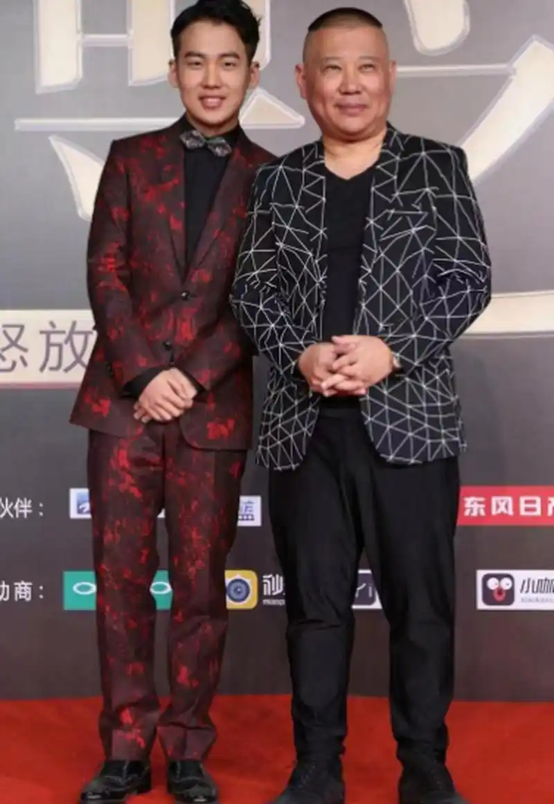 郭德纲跟郭麒麟同框,两父子身高差不多,这是视觉问题吗[疑问]