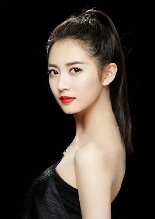 青春靓丽的陈钰琪楚楚动人甜美可爱的写真照