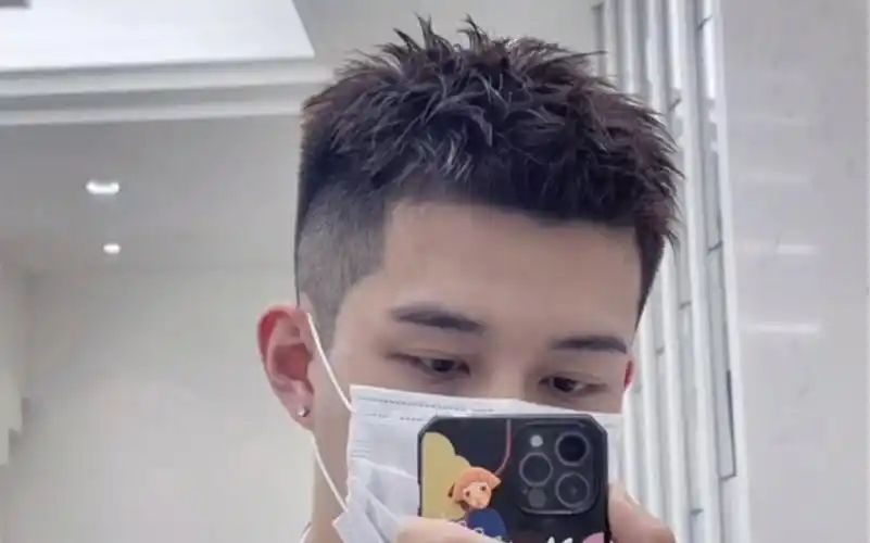 2021男生不烫不染的发型前刺短发型