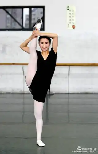 合肥舞蹈系女生毕业秀一字马