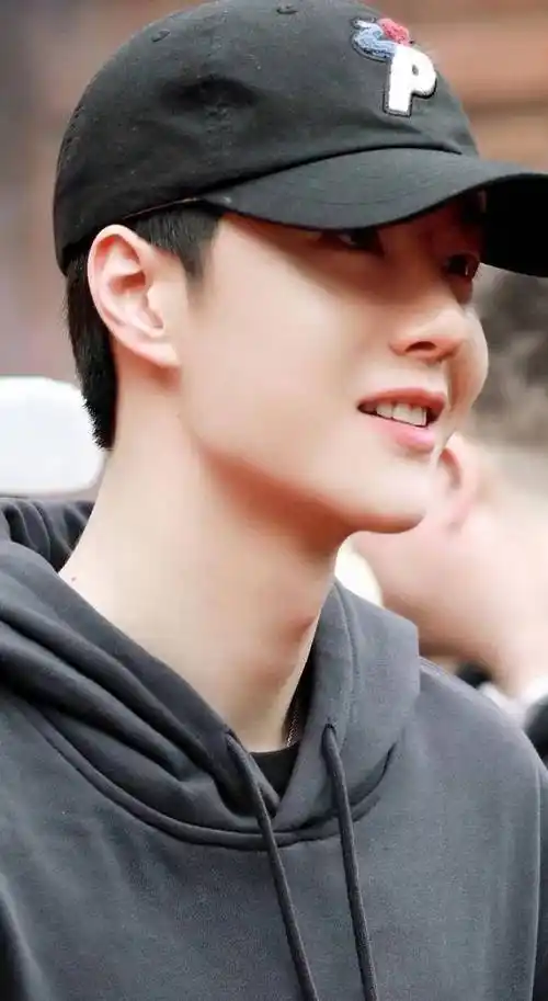 原创风起洛阳开机王一博状态极佳老板杜华亲自陪同这点很重要