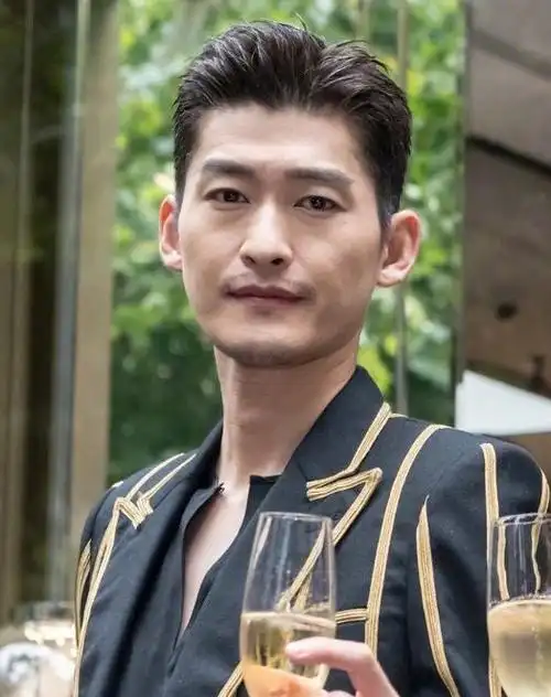 近期参加活动的张翰,眼神里充满疲惫!网友:脸下垂了