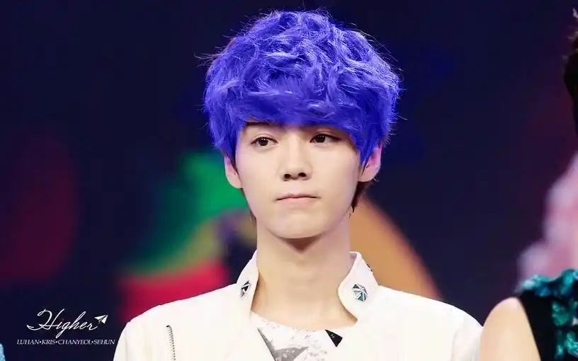 鹿晗配上冰蓝色头发图片