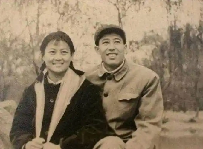 演员文兴宇,一天3包烟,患癌去世17年,遗孀每年坚持带花看望