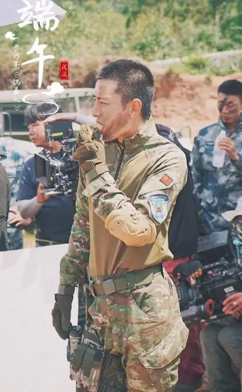 据悉日前贾乃亮在拍摄的新戏《锅盖头》中饰演的是一名铁骨铮铮的军人