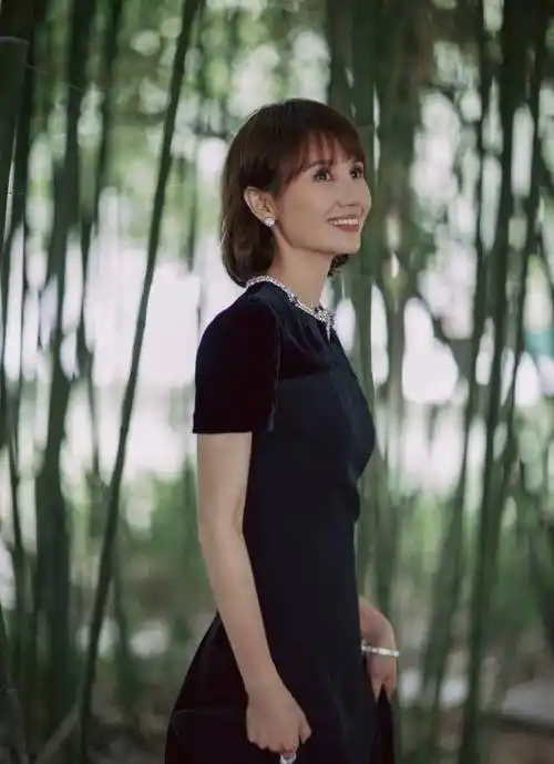 身穿黑色礼服的袁泉上台领奖.